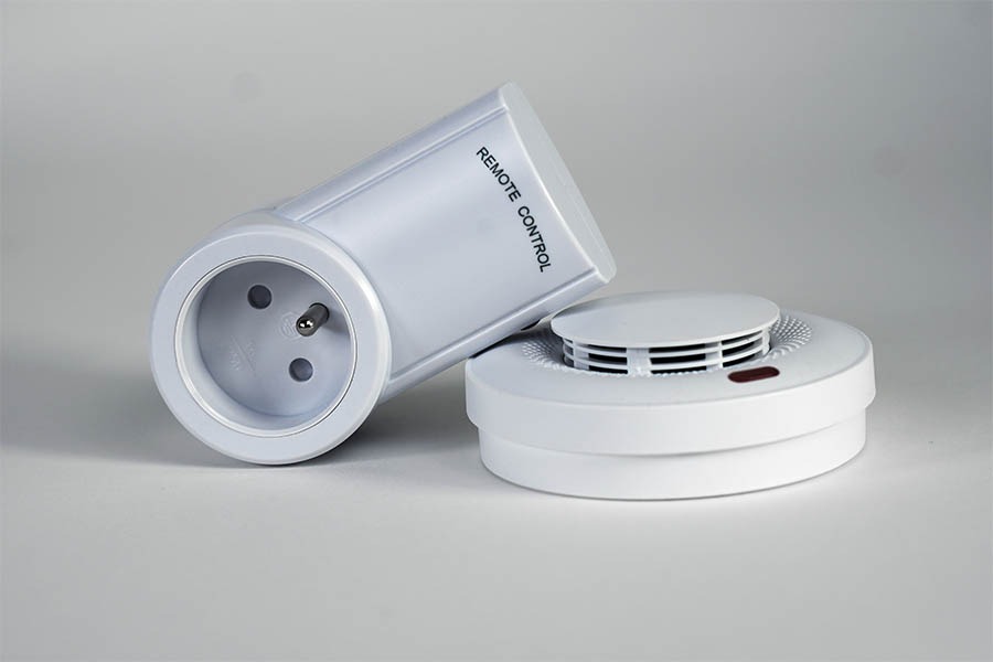 un détecteur de fumée intelligent et une prise connectée