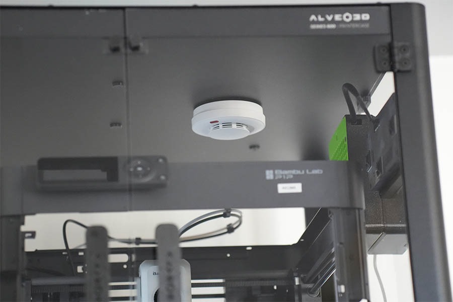 Détecteur de fumée intelligente dans une enceinte